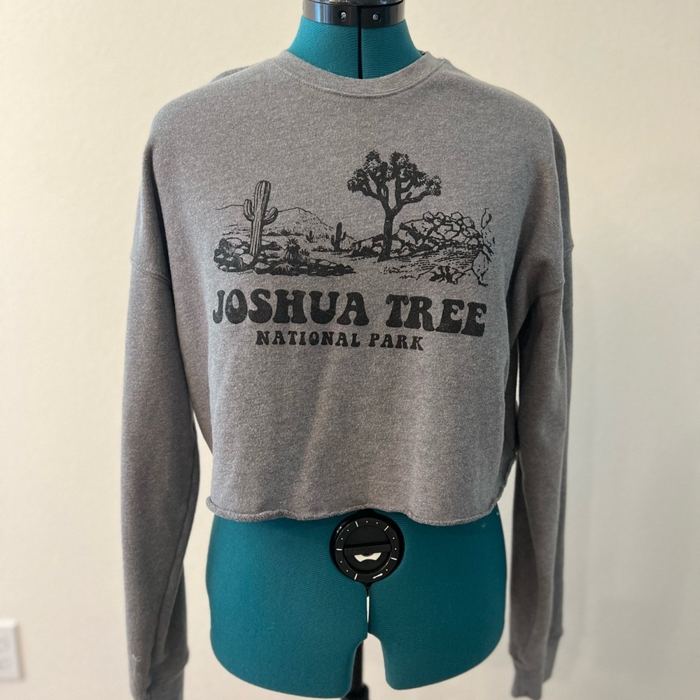 Joshua Tree Graphic Cropped Crew Neck - Gray